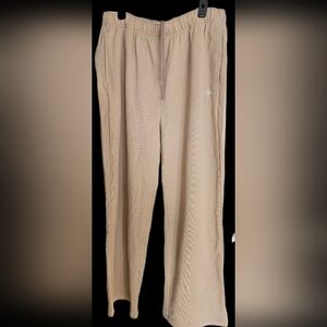 Alo Yoga Accolade sweatpants in tan
